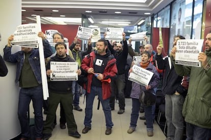Los manifestantes protestan en la oficina de Kutxabank en Santurtzi.