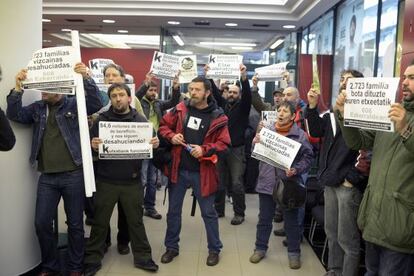 Los manifestantes protestan en la oficina de Kutxabank en Santurtzi.