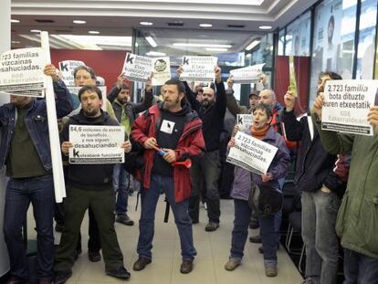 Los manifestantes protestan en la oficina de Kutxabank en Santurtzi.