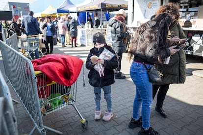 Una niña ucrania de etnia gitana delante del Kyiv Hall. Las personas de etnia gitana halladas entre Korczowa y Przemyśl son, principalmente, mujeres y niños. La ley marcial, como sabemos, obliga en la mayoría de los casos a los hombres a quedarse en Ucrania.