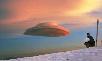 Un esquiador observa una nube lenticular desde la cumbre de un volcán inactivo en Hawái.