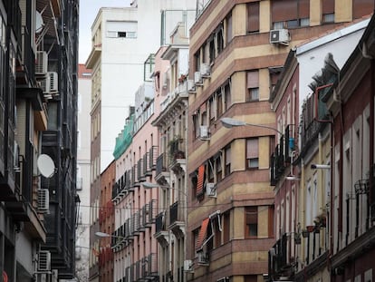Edificios en la calle García de Paredes, en Chamberí, donde la socimi Almagro Capital ha comprado dos pisos de renta antigua.