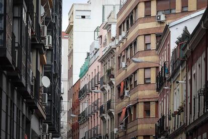 Edificios en la calle García de Paredes, en Chamberí, donde la socimi Almagro Capital ha comprado dos pisos de renta antigua.