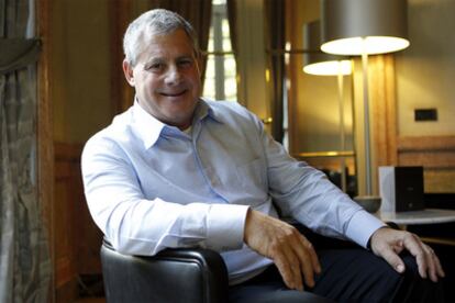 El productor Cameron Mackintosh fotografiado ayer en Madrid.