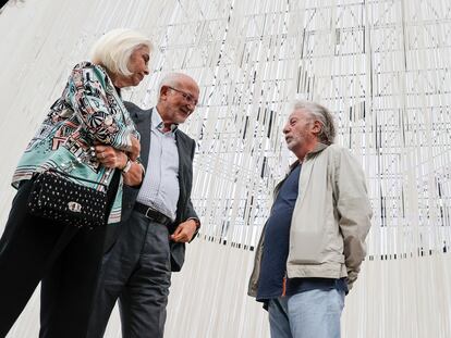Juan Roig (centro) y Hortensia Herrero charlan con el artista Javier Mariscal.