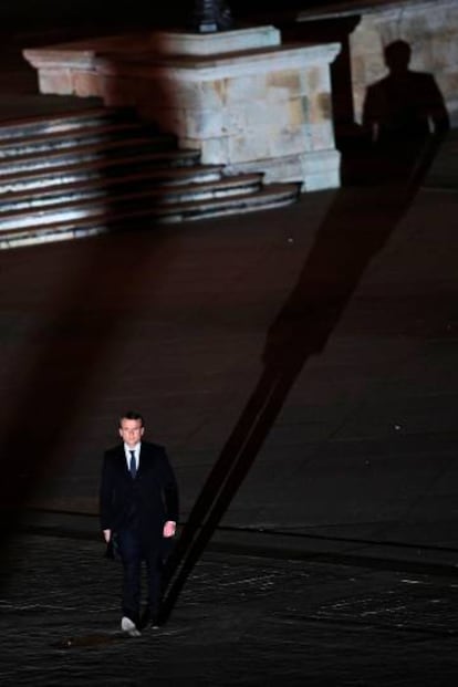 Macron caminha para o Museu do Louvre no dia de sua eleição presidencial.