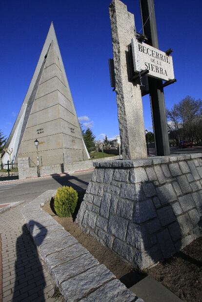 La iglesia de Nuestra Se?ora del Valle y monolito de granito a la entrada del pueblo.