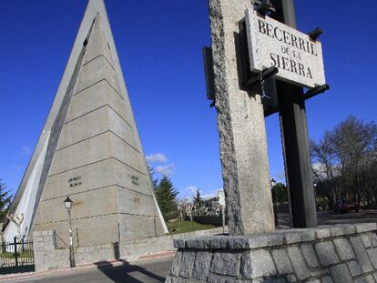 La iglesia de Nuestra Señora del Valle y monolito de granito a la entrada del pueblo.