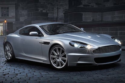 El inconfundible Aston Martin del agente, concretamente el modelo DBS que vimos en Quantum of Solace.