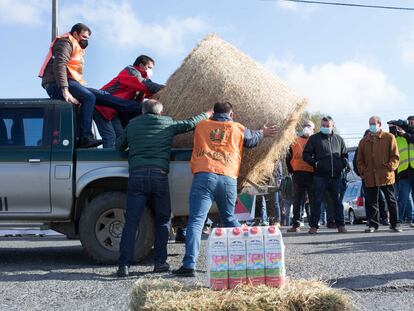 Varios ganaderos protestan durante una movilización en Lugo (Galicia), el 16 de noviembre.
