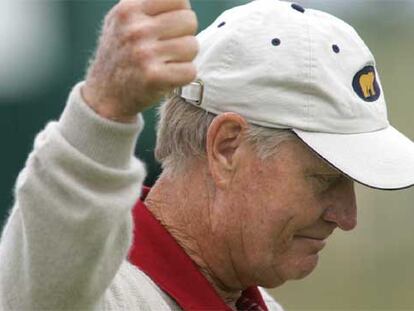 Jack Nicklaus saluda durante la primera ronda del Open Británico en Saint Andrews.