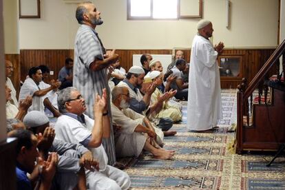 Musulmanes rezan en la mezquita francesa de Montauban.