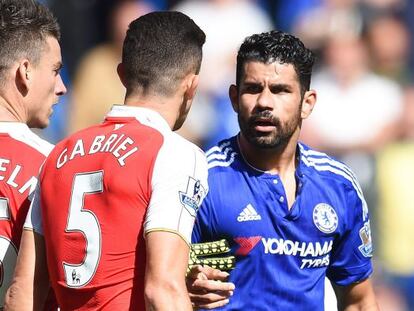 Diego Costa se encara con Gabriel.