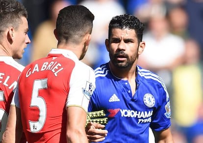 Diego Costa se encara con Gabriel.