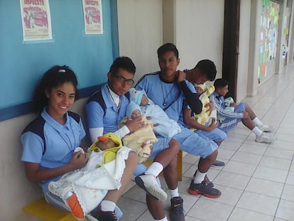 Una treintena de adolescentes de 16 años de la Escuela de Educación Física de Mixco, en Guatemala, acaban de recibir un bebé electrónico al que cuidarán durante dos o tres días gracias a una iniciativa de la organización Aprofam para prevenir los embarazos juveniles.