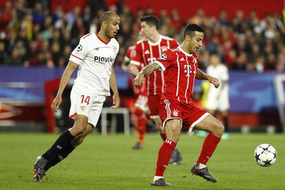 Thiago Alcántara, del Bayern Munich, controla el balón ante el jugador del Sevilla FC, Pizarro (i).