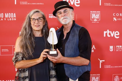 Luisa Estévez y Óscar Montero, directores de Belategui Regueiro, posan con el premio altas artesanías aplicadas a la Moda durante la II edición de los Premios de la Academia de la Moda Española. La pequeña escultura cerámica reproduce el emblemático sombrero de novia que ideara Balenciaga en 1967, una creación de la joyera Helena Rohner.
