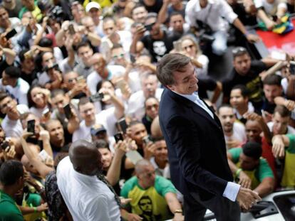 Jair Bolsonaro es recibido en Salvador.