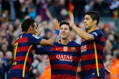Neymar, Messi y Luis Suárez celebran un gol.