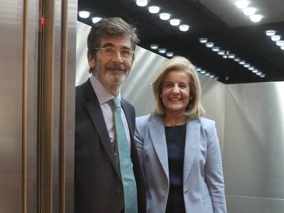 El presidente de la comsisón de evaluación y actualización del Estado autonómico, José enrique Serrano, con la ministra Fátima Báñez.
