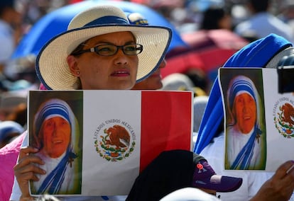 Una fiel mexicana sujeta un retrato de la madre Teresa de Calcuta en la plaza de San Pedro.