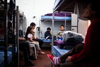 La mayoría de los evacuados en el polideportivo municipal son niños y ancianos, sobre todo mujeres. Muchos de los hombres permanecieron en sus casas para evitar posibles saqueos tras la bajada del agua.