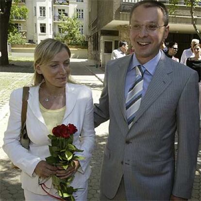 El socialista Sergei Stanishev acude con su esposa a votar en un colegio electoral de Sofía.