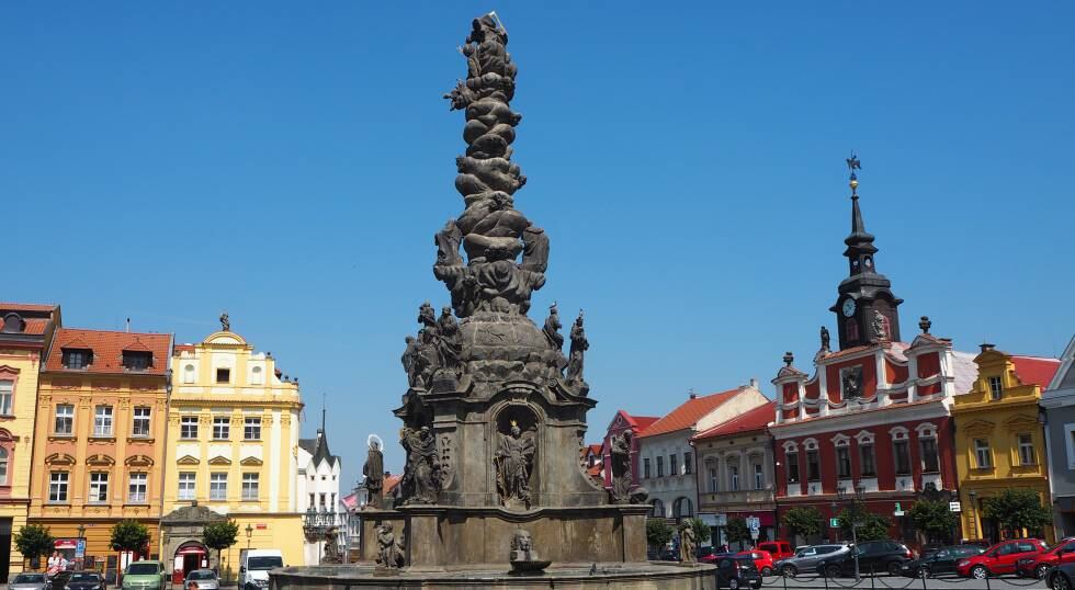 Plaza central de Chrudim, con la fuente de la peste, la plaga que asoló Europa en la Edad Media.