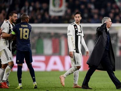 Mourinho gesticula hacia el público tras el triunfo del Manchester United en Turín mientras Bonucci acude a pedirle explicaciones