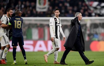 Mourinho gesticula hacia el público tras el triunfo del Manchester United en Turín mientras Bonucci acude a pedirle explicaciones