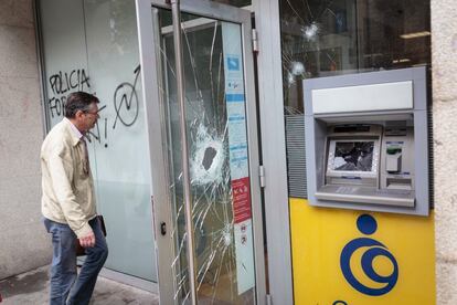 Destrozos en una sucursal bancaria de Sants tras los disturbios.