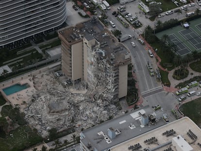 El edificio de apartamentos derrumbado en Miami, este jueves. En vídeo, las imágenes del siniestro.