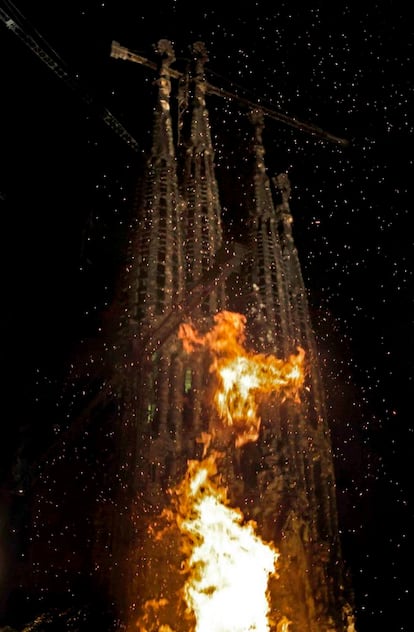 Una de las hogueras de Sant Joan junto a la basílica de la Sagrada Familia de Barcelona.