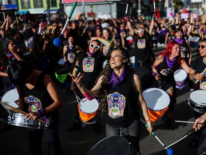 Una batucada de mujeres en la protesta contra la violencia de género en Bogotá, Colombia.