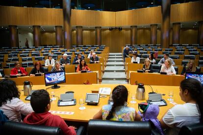 Alumnos del colegio rural agrupado Río Tajo, de Saucedilla (Cáceres), en la Comisión de Sanidad del Congreso de los Diputados en 2016.