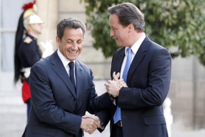 Nicolás Sarkozy saluda a David Cameron en el palacio del Elíseo.