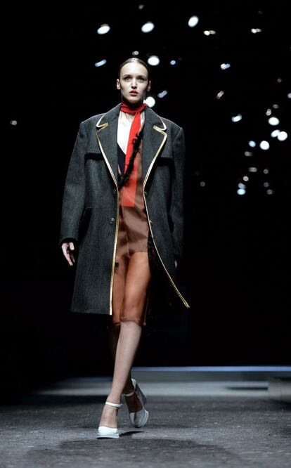 Seg&uacute;n Miuccia Prada, las mujeres llenar&aacute;n de abrigos sus armarios el pr&oacute;ximo oto&ntilde;o. En la imagen uno de los modelos, holgado y de corte masculino, con un ribete dorado que va de las solapas hasta el bajo. 