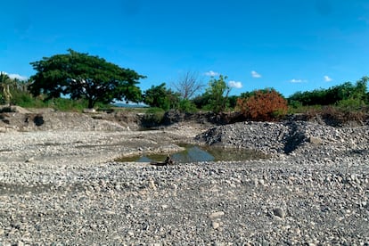 Tramo seco del río Nizao, en la comunidad de El Roblegal, Baní.