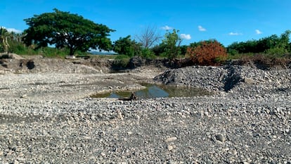 Tramo seco del río Nizao, en la comunidad de El Roblegal, Baní.