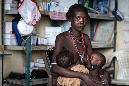 Más de 2,8 millones de niños en el Cuerno de África y el Sahel ya sufren desnutrición aguda grave, lo que significa que tienen hasta 11 veces más riesgo de morir por enfermedades transmitidas por el agua que los niños bien alimentados.

En la imagen, Loyna Ares, de 35 años, posa con sus mellizos en el puesto de salud de Lomosia, en Etiopía, donde los pequeños reciben tratamiento contra la desnutrición. Es madre de los dos lactantes de siete meses y de cinco hijos más. 