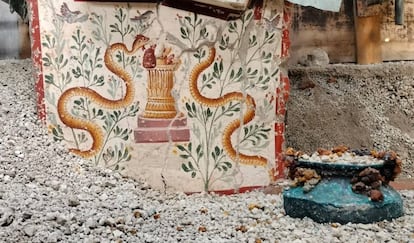 Altar encontrado encontrado en el patio de la nueva casa descubierta en Pompeya.