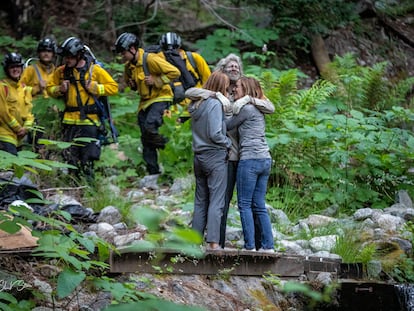 El excursionista Lukas McClish se reúne con su familia en Boulder Creek (California), el 20 de junio de 2024.