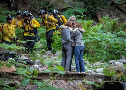 El excursionista Lukas McClish se reúne con su familia en Boulder Creek (California), el 20 de junio de 2024.