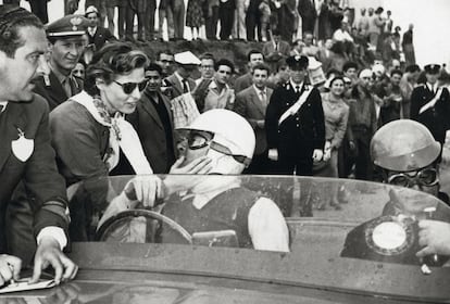 El objetivo de esta cita era desarrollar los modelos de las grandes maras, como Ferrari o Porche, y remontar la crisis que golpeaba por aquel entonces las carreras automovilísticas. En la imagen, la actriz Ingrid Bergman (a la izquierda) saluda a su entonces marido, Roberto Rossellini, durante la prueba de 1950.