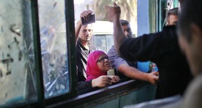Varios palestinos piden fecha para cruzar el paso de Rafah, el 20 de octubre.