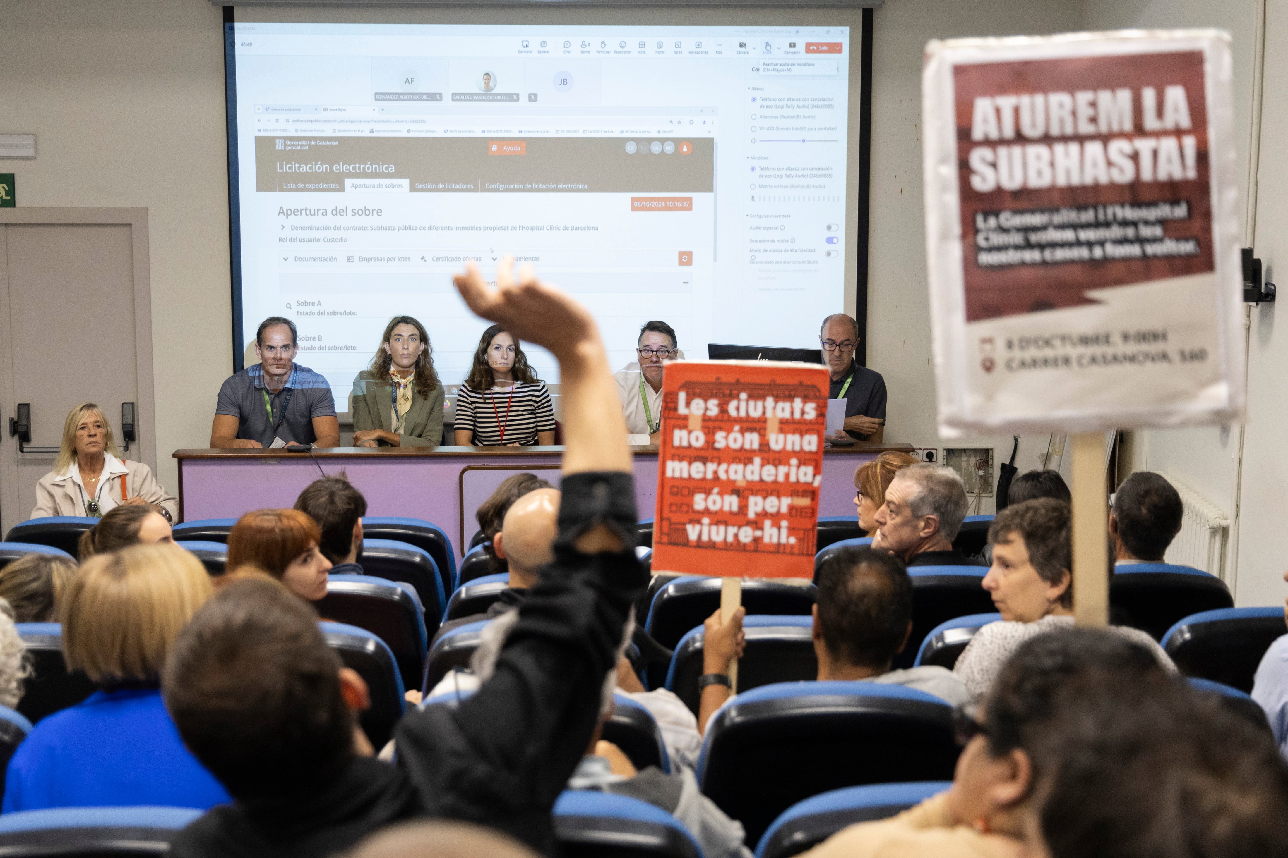 Vecinos de los bloques subastados y sindicatos acceden a la sala donde este martes ha empezado la operación.