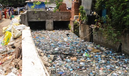 Residuos plásticos en un canal el barrio de Khar, en el centro de Bombay.