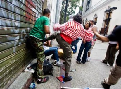 Un grupo de simpatizantes del Gobierno acorrala y golpea a un informador en el centro de Caracas.