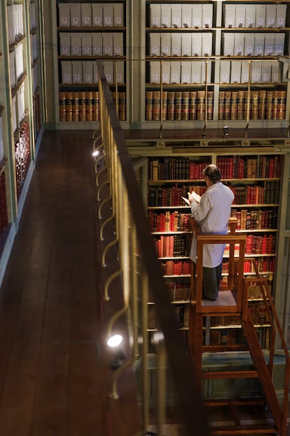 Un trabajador del archivo realiza una consulta. 