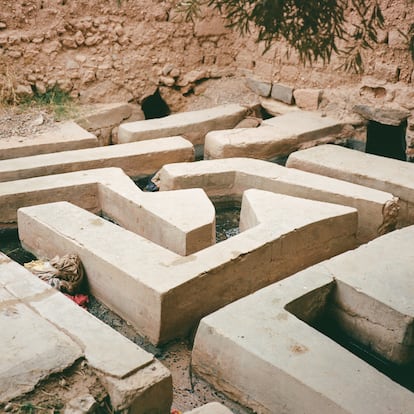 Sistema tradicional de distribución de agua en el oasis de Figuig. El agua compartida se hereda y se traspasa, a través de su venta o de otros acuerdos, como puede ser una boda. Diciembre de 2021.